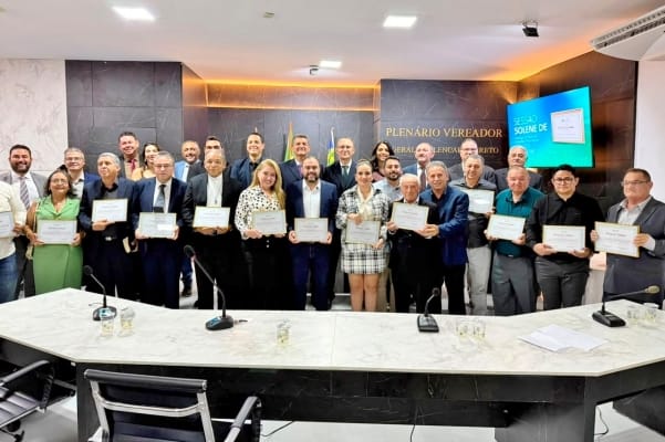 Sessão Solene marca entrega de Títulos de Cidadão Inhumense a 20 homenageados durante aniversário de 72 anos de Inhuma